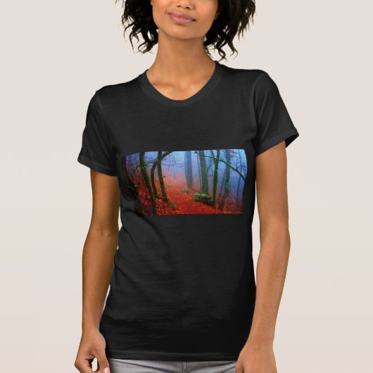 Blauer Nebel in gestrichenem Wald T-Shirt (Vorderseite)
