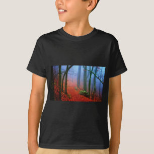Blauer Nebel in gestrichenem Wald T-Shirt