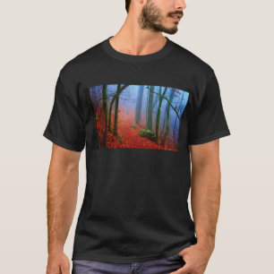 Blauer Nebel in gestrichenem Wald T-Shirt