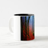 Blauer Nebel in gestrichenem Wald Zweifarbige Tasse (Vorderseite Links)