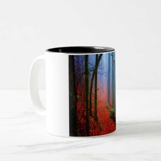 Blauer Nebel in gestrichenem Wald Zweifarbige Tasse (Vorderseite Links)