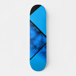 Blauer Neonnächtlicher Himmel mit schwarzer Skateboard