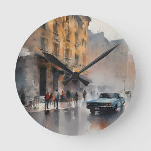 Blauer Oldtimer in nebliger Stadtlandschaft Runde Wanduhr