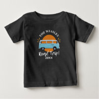 Blauer Oldtimer-Wohnwagen Familien-Roadtrip
