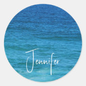 Blauer Ozean an der Küste Runder Aufkleber (Vorderseite)