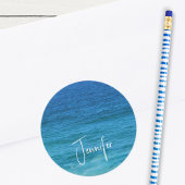 Blauer Ozean an der Küste Runder Aufkleber