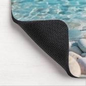 Blauer Ozean mit Meeresglas und Steinen am Strand Mousepad (Ecke)