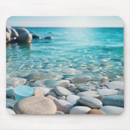 Blauer Ozean mit Meeresglas und Steinen am Strand Mousepad (Vorne)
