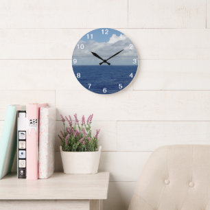 Blauer Ozean und flauschige Wolken Nummern Wanduhr