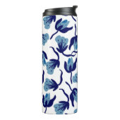 Blauer Pansy Floral: Hand Gezeichnet Nahtlos. Thermosbecher (Nach links gedreht)