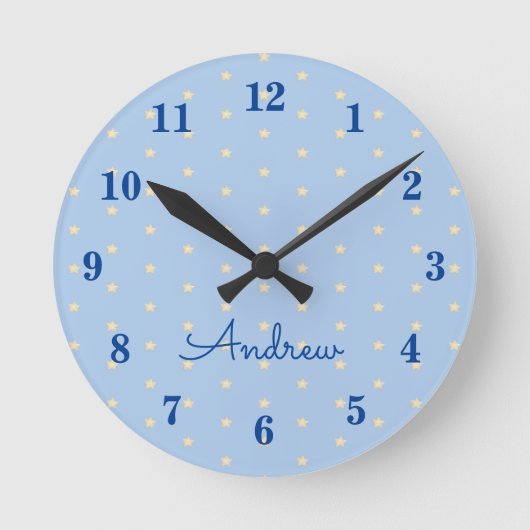 Blauer personalisierter Junge Runde Wanduhr (Vorderseite)