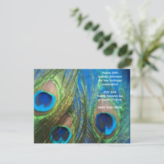 Blauer Pfau-Feder-Geburtstag Einladung (Stehend Vorderseite)