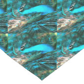 Blauer Pfau in lebendigem Blau mit gefangenen Schw Kurzer Tischläufer (Ecke)