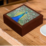 Blauer Pfauenfeder Erinnerungskiste<br><div class="desc">In dieser hölzernen Geschenkboxen mit Keramik-Kacheln,  die ein Foto eines hübschen,  blauen Pfaues mit bunten Fantail-Absturzes zeigen,  werden Schmuckstücke,  Schmuck und andere kleine Pfauen aufbewahrt. Wählen Sie Ihre Geschenkboxen und Farbe.</div>