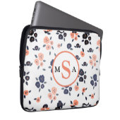 Blauer Pfirsichblumenmonogramm-Initialen für Navy Laptopschutzhülle (Vorne Rechts)