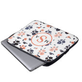 Blauer Pfirsichblumenmonogramm-Initialen für Navy Laptopschutzhülle (Vorne Knopf)