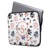Blauer Pfirsichblumenmonogramm-Initialen für Navy Laptopschutzhülle (Vorderseite Links)