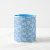 Blauer Pinguinmusterhintergrund Tasse (Zentrum)