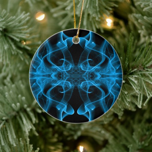 Blauer Rauch auf schwarz Keramikornament (Baum)