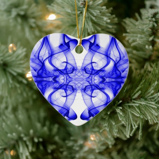 Blauer Rauch auf weiß Keramikornament (Baum)