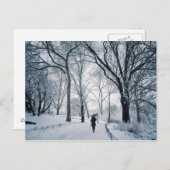 Blauer Regenschirm in einem Weißen Wunderland Postkarte (Vorne/Hinten)