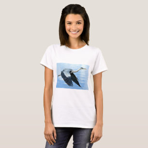 Blauer Reiher im Flug über Wasser T-Shirt