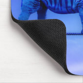 Blauer Rhino auf Seil Mousepad (Ecke)