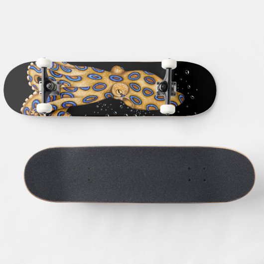 Blauer Ring Oktopus und Bläschen Kunst Skateboard (Horizontal)