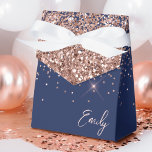 Blauer rosa Navy Blue Glitzer Monogram Name Geschenkschachtel<br><div class="desc">Rose Gold - Blush Pink und Navy Blue Sparkle Glitzer Monogram Name and Initial Paper Party Geschenkboxen Dies macht die perfekte süße 16 Geburtstag,  Hochzeit,  Brautparty,  Jubiläum,  Babydusche oder Junggeselinnen-Abschied Geschenk für jemanden,  Lieben glamourösen Luxus und schicke Stile.</div>