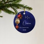 Blauer Roter Goldbaum Weihnachten Keramik Ornament<br><div class="desc">Ein marineblau unebenen Hintergrund. Rot und goldfarben dekoriert. Personalisieren Sie Ihren Namen,  Jahr. Text: Frohe Weihnachten</div>