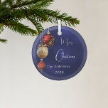 Blauer Roter Goldbaum Weihnachten Ornament Aus Glas<br><div class="desc">Ein marineblau unebenen Hintergrund. Rot und goldfarben dekoriert. Personalisieren Sie Ihren Namen,  Jahr. Text: Frohe Weihnachten</div>