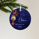Blauer Roter Goldbaum Weihnachten Ornament Aus Metall<br><div class="desc">Ein marineblau unebenen Hintergrund. Rot und goldfarben dekoriert. Personalisieren Sie Ihren Namen,  Jahr. Text: Frohe Weihnachten</div>