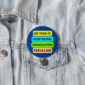 Blauer Rundknopf SO_THIS_IS_HOW_BEING_GRADUIERT_ Button (Beispiel)