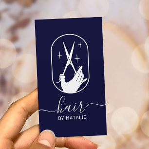 Blauer Salon für die Seele des Haars mit Schere un Visitenkarte