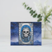 Blauer Schädel, Sternennacht Halloween Feiertagspostkarte (Stehend Vorderseite)