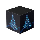 Blauer Schimmer der Sterne auf dunklem Weihnachtsb Würfel (Rückseite Schrägansicht)