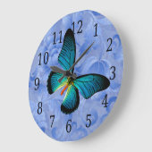 Blauer Schmetterling auf blauer Blumen-Uhr Große Wanduhr (Winkel)