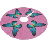 Blauer Schmetterling auf Rosa Glitzer Baumrock Polyester Weihnachtsbaumdecke (Schrägansicht)