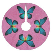 Blauer Schmetterling auf Rosa Glitzer Baumrock Polyester Weihnachtsbaumdecke (Vorderseite)