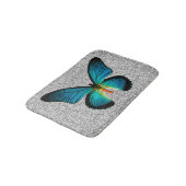 Blauer Schmetterling auf Silver Glitzer Bath Mat Badematte (Schrägansicht)