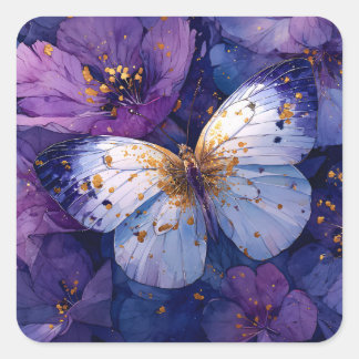 Blauer Schmetterling auf violetten Blumen Quadratischer Aufkleber