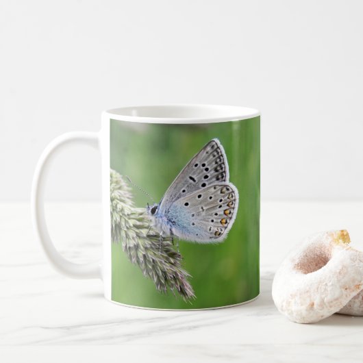Blauer Schmetterling im Gras Kaffeetasse (Mit Donut)