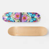 Blauer Schmetterling in einem Feld von Blume Skateboard (Horizontal)
