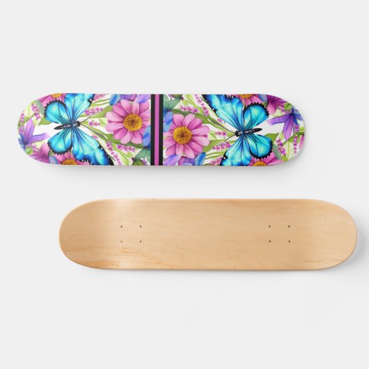 Blauer Schmetterling in einem Feld von Blume Skateboard (Horizontal)
