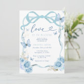 Blauer Schmetterling Liebe im blauen Brautparty Einladung (Stehend Vorderseite)