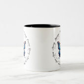 Blauer Schmetterling mit Bibelversen-Tasse Zweifarbige Tasse (Mittel)