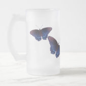 Blauer Schmetterling mit offenen Flügeln Mattglas Bierglas (Links)