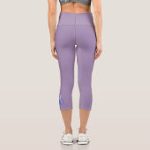 Blauer Schmetterling - Name - Solides Violet Capri Leggings (Rückseite)