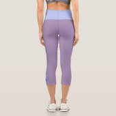 Blauer Schmetterling - Name - Violet Periwinkle Capri Leggings (Rückseite)