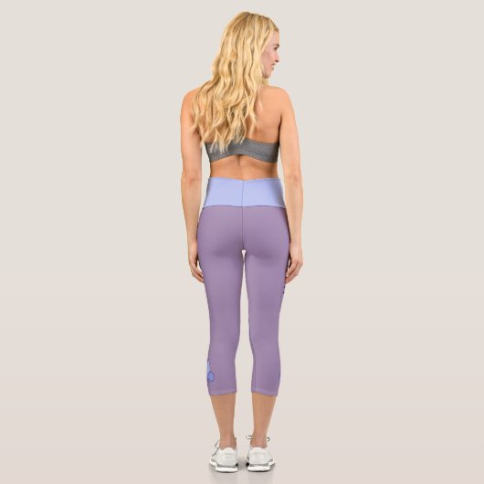 Blauer Schmetterling - Name - Violet Periwinkle Capri Leggings (Rückseite)